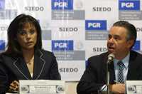 El procurador Eduardo Medina Mora con la titular de la SIEDO, Marisela Morales